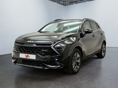 un SUV noir garé dans une grande pièce aux murs blancs