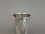 l'image d'une coupe en argent posée sur une table