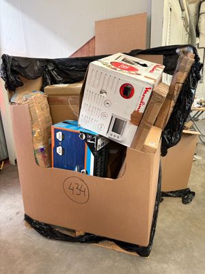 un carton rempli de boîtes et d'autres objets dans un garage