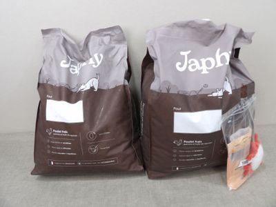 deux sacs de nourriture posés sur une table l'un à côté de l'autre