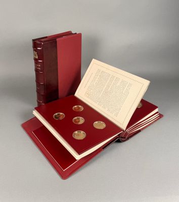 un livre ouvert posé sur une table, à côté d'une pile de pièces de monnaie