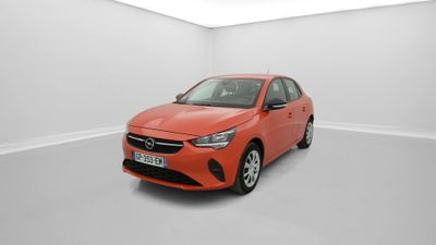 une voiture rouge dans une pièce blanche au sol blanc
