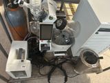 une photo d'un équipement de laboratoire installé sur une table