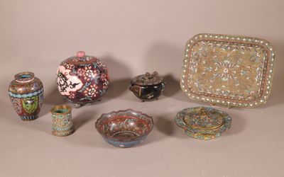 de nombreux objets décoratifs de toutes sortes disposés sur la table