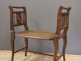 un banc en bois avec une assise en bois posé sur un parquet en bois dur