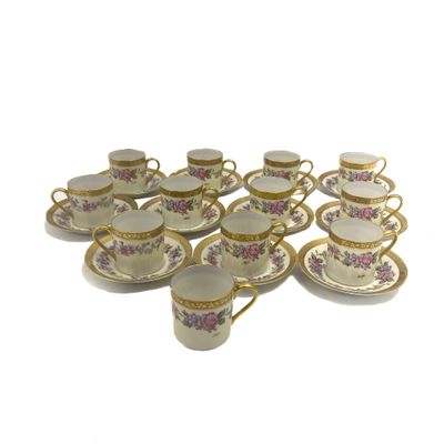 lot de douze tasses et soucoupes en porcelaine ornées de motifs dorés