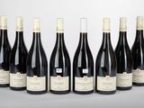 six bouteilles de vin rouge alignées