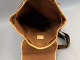 l'intérieur d'un sac à main marron et beige muni d'une bandoulière marron