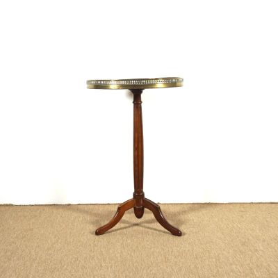 une petite table sur laquelle se trouve un plateau en argent