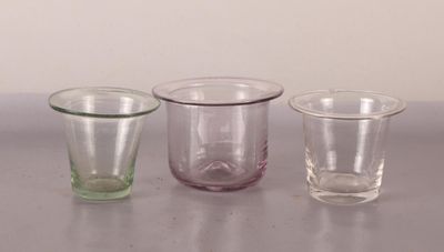 trois verres de couleurs différentes posés sur une table