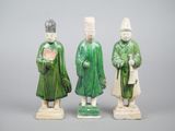 trois figurines chinoises représentant un homme et une femme, de couleur verte