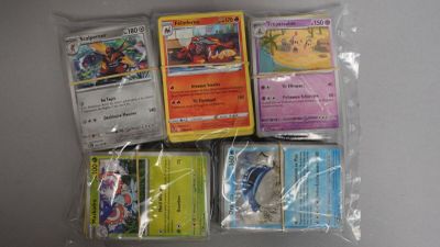 il y a beaucoup de cartes Pokémon dans le sac posé sur la table