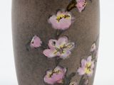 un vase marron orné de fleurs roses peintes