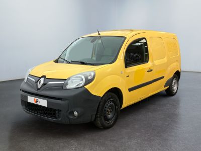 La petite camionnette jaune est garée dans une grande pièce.