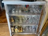 une vitrine sur laquelle sont posés de nombreux verres