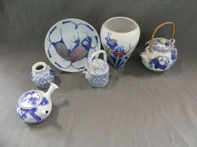 plusieurs pièces de poterie bleue et blanche posées sur une table