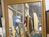 un grand miroir posé au milieu d'une pièce