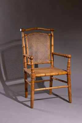 Fauteuil en bois naturel mouluré à la façon du bambou, à assise cannée - Photo 1