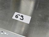 une table en métal portant un numéro, posée sur un sol carrelé