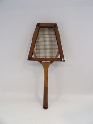un gros plan d'une raquette de tennis posée sur une surface blanche