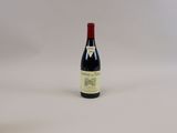 une bouteille de vin posée sur une table