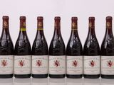 six bouteilles de vin sont alignées sur une table