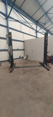 une photo d'un garage rempli de matériel