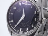 Gros plan sur une montre-bracelet à cadran bleu