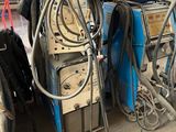 beaucoup de matériel de soudure dans un garage