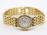 une image d'un gros plan d'une montre-bracelet sur une surface blanche