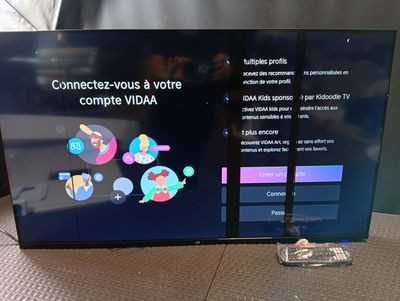 écran de télévision sur lequel est diffusée une vidéo montrant un groupe de personnes