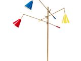 un gros plan d'une lampe sur pied, avec un fond blanc