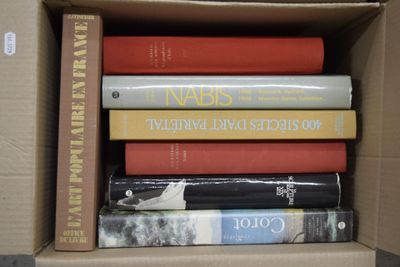 une boîte pleine de livres posés les uns sur les autres