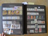 une personne tenant un livre sur lequel sont apposés des timbres