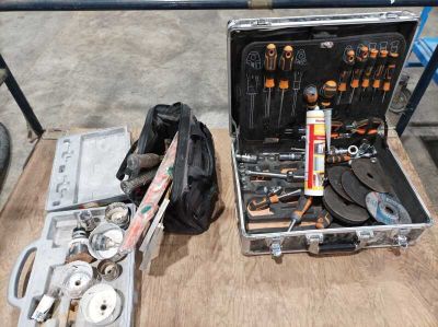 *Lot d'outillages et scies cloches - Photo 1