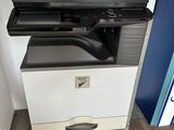 une imprimante placée au-dessus d'une armoire