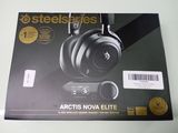 La boîte du casque SteelSeries Arctis Nova Elite est ouverte.
