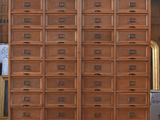 une grande armoire en bois comportant de nombreux tiroirs