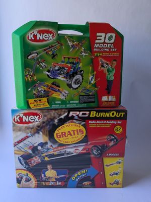 deux boîtes de jouets posées l'une sur l'autre