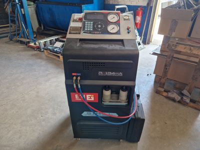 a machine that is sitting in a garage