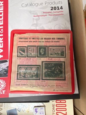une boîte de timbres posée sur une table, à côté d'autres timbres