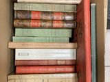 une boîte pleine de livres posée sur le sol