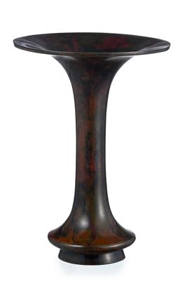 une photo d'une grande table en bois avec un piètement noir