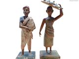 deux figurines représentant des femmes portant des plateaux de nourriture sur la tête