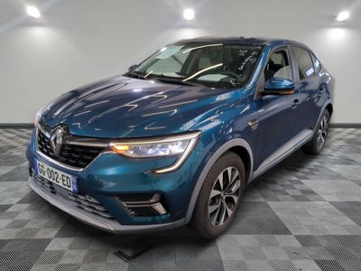 la voiture bleue est garée sur un sol en damier dans le garage