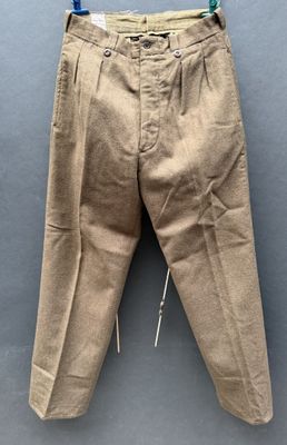 un gros plan sur un pantalon suspendu à un cintre