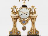 une horloge posée sur une table