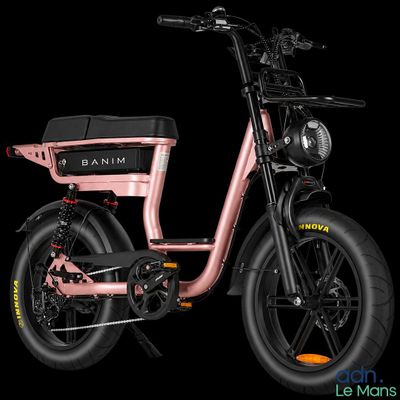 un gros plan d'un vélo électrique rose sur fond noir