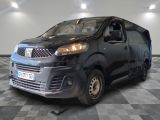 une photo d'une camionnette noire sur un sol à damier