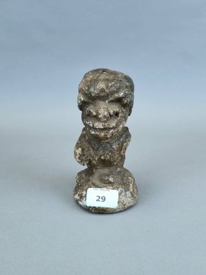 une photo d'une petite statue représentant un homme, sur laquelle est apposé un badge nominatif